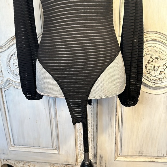 Pretty Little Things Mock Neck Long Sleeve Peekaboo Bodysuit Size 4 Minimalist - Picture 5 of 14